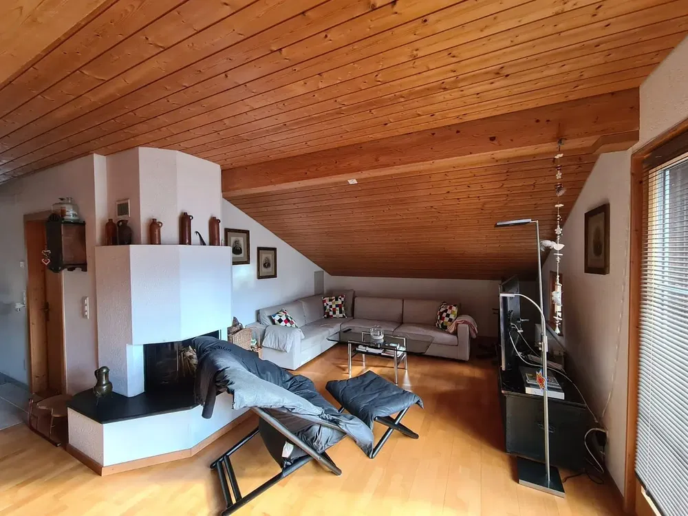 Obývačka; drevená podlaha, prirodzené svetlo, moderný štýl, vysoké stropy