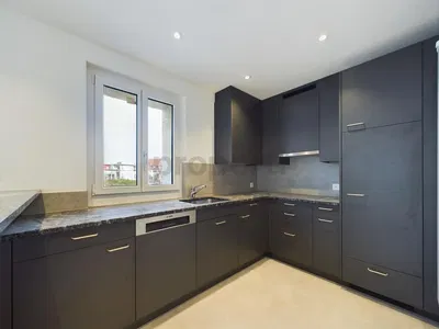 Dnevna soba; drveni pod, prirodno svjetlo, moderni stil, visoki plafoni