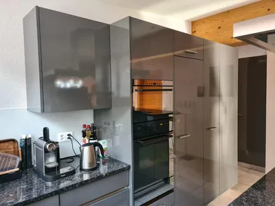 Obývačka; drevená podlaha, prirodzené svetlo, moderný štýl, vysoké stropy