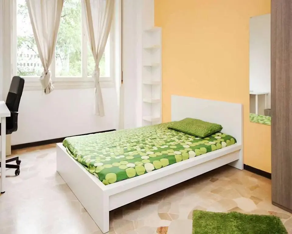 Salon; parquet, lumière naturelle, style moderne, hauteur sous plafond