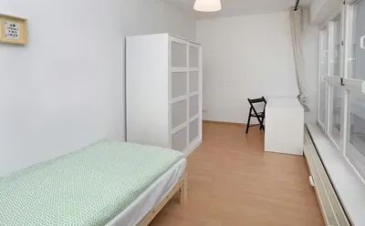 Woonkamer; houten vloer, natuurlijk licht, moderne stijl, hoge plafonds