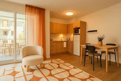 Woonkamer; houten vloer, natuurlijk licht, moderne stijl, hoge plafonds