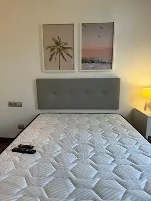 Wohnzimmer; holzboden, tageslicht, moderner stil, hohe decken