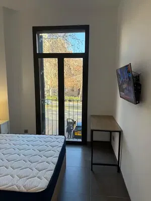 Kuhinja; kuhinjski aparati, drveni pod, prirodno svjetlo, moderni stil