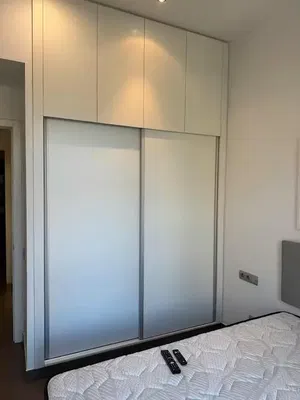 Σαλόνι; ξύλινο πάτωμα, φυσικό φως, μοντέρνο στυλ, ψηλά ταβάνια