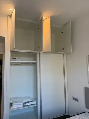 Oturma odası; ahşap zemin, doğal ışık, modern stil, yüksek tavan