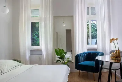 Sala de estar; chão de madeira, luz natural, estilo moderno, teto alto