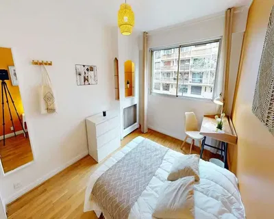 Woonkamer; houten vloer, natuurlijk licht, moderne stijl, hoge plafonds