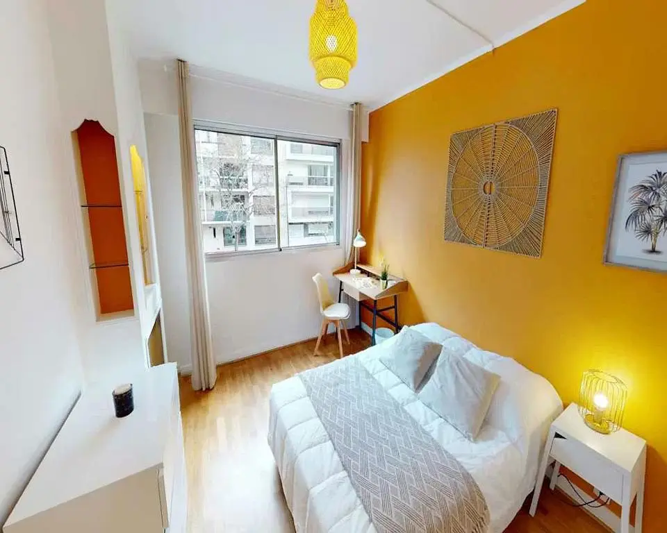 Woonkamer; houten vloer, natuurlijk licht, moderne stijl, hoge plafonds