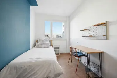 Obývačka; drevená podlaha, prirodzené svetlo, moderný štýl, vysoké stropy