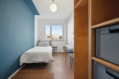 Хол; дървен под, естествена светлина, модерен стил, високи тавани