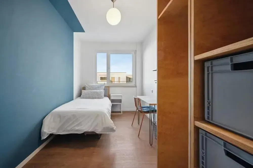 Dnevni boravak; drveni pod, prirodna svjetlost, moderan stil, visoki stropovi