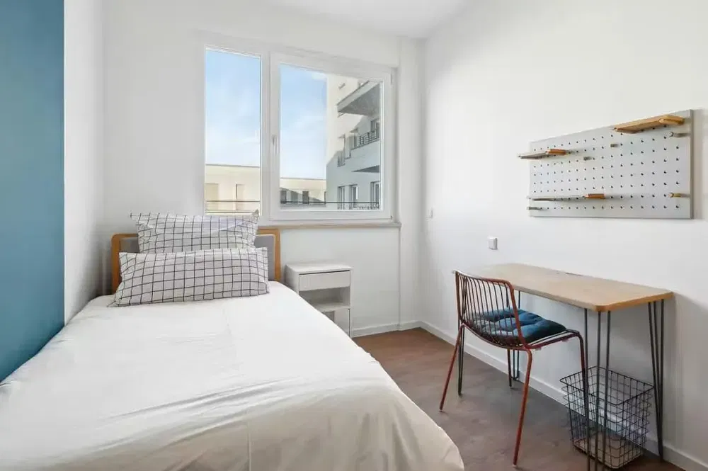 Хол; дървен под, естествена светлина, модерен стил, високи тавани