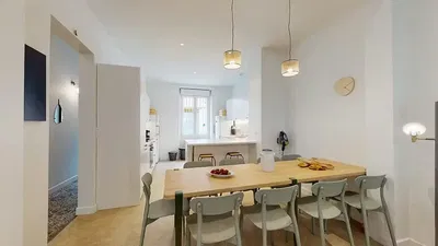 Sala de estar; chão de madeira, luz natural, estilo moderno, teto alto