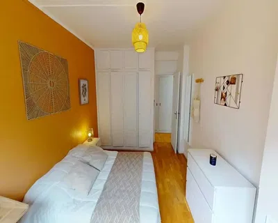 Woonkamer; houten vloer, natuurlijk licht, moderne stijl, hoge plafonds