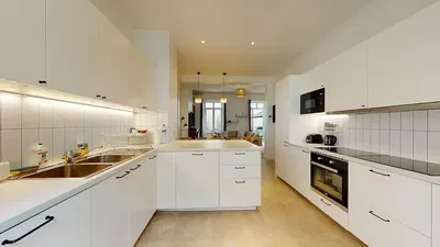 Sala de estar; chão de madeira, luz natural, estilo moderno, teto alto