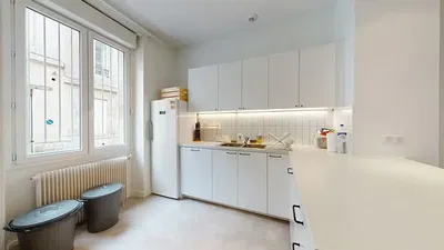 Salon; parquet, lumière naturelle, style moderne, hauteur sous plafond