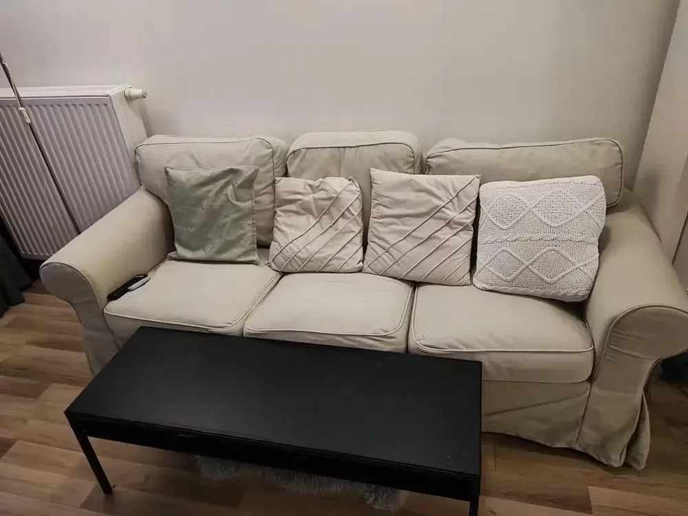 Oturma odası; ahşap zemin, doğal ışık, modern stil, yüksek tavan