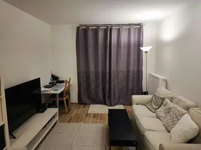 Oturma odası; ahşap zemin, doğal ışık, modern stil, yüksek tavan