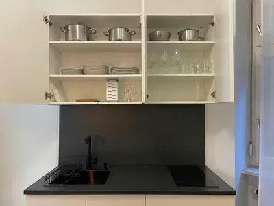 Wohnzimmer; holzboden, tageslicht, moderner stil, hohe decken