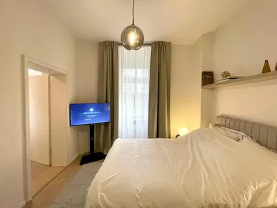 Wohnzimmer; holzboden, tageslicht, moderner stil, hohe decken