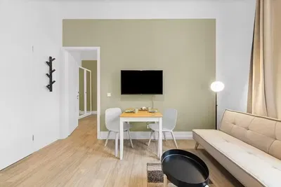 Soggiorno; pavimento in legno, luce naturale, stile moderno, soffitti alti