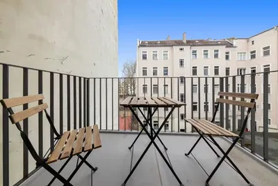 Хол; дървен под, естествена светлина, модерен стил, високи тавани