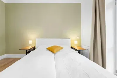 Soggiorno; pavimento in legno, luce naturale, stile moderno, soffitti alti