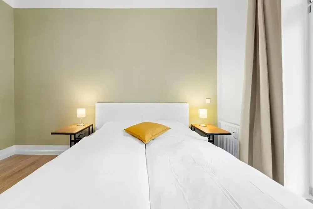 Salón; suelo de madera, luz natural, estilo moderno, techos altos