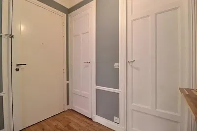 Woonkamer; houten vloer, natuurlijk licht, moderne stijl, hoge plafonds