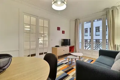 Woonkamer; houten vloer, natuurlijk licht, moderne stijl, hoge plafonds