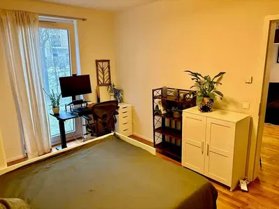 Soggiorno; pavimento in legno, luce naturale, stile moderno, soffitti alti