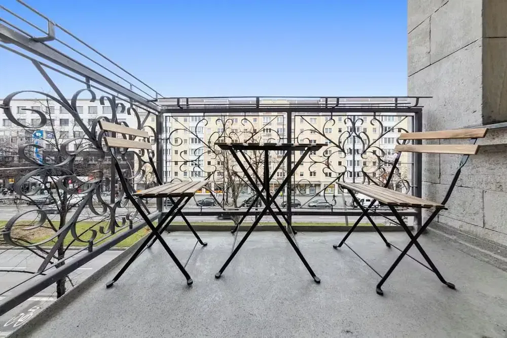 Хол; дървен под, естествена светлина, модерен стил, високи тавани