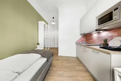 Salón; suelo de madera, luz natural, estilo moderno, techos altos