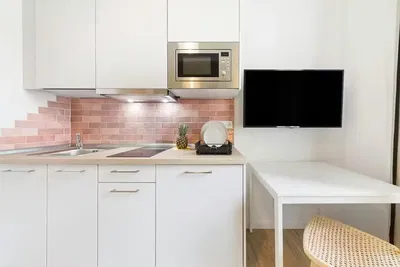 Soggiorno; pavimento in legno, luce naturale, stile moderno, soffitti alti