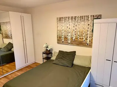 Soggiorno; pavimento in legno, luce naturale, stile moderno, soffitti alti