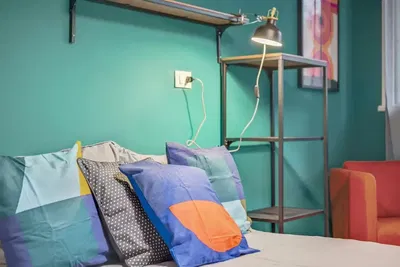 Salón; suelo de madera, luz natural, estilo moderno, techos altos