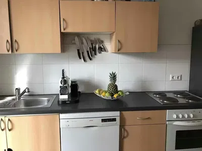 Salón; suelo de madera, luz natural, estilo moderno, techos altos