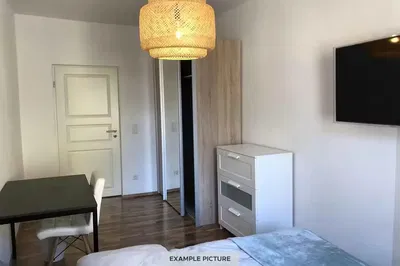 Salón; suelo de madera, luz natural, estilo moderno, techos altos