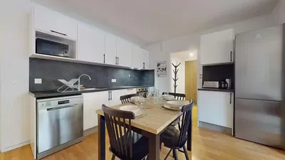 Sala de estar; chão de madeira, luz natural, estilo moderno, teto alto