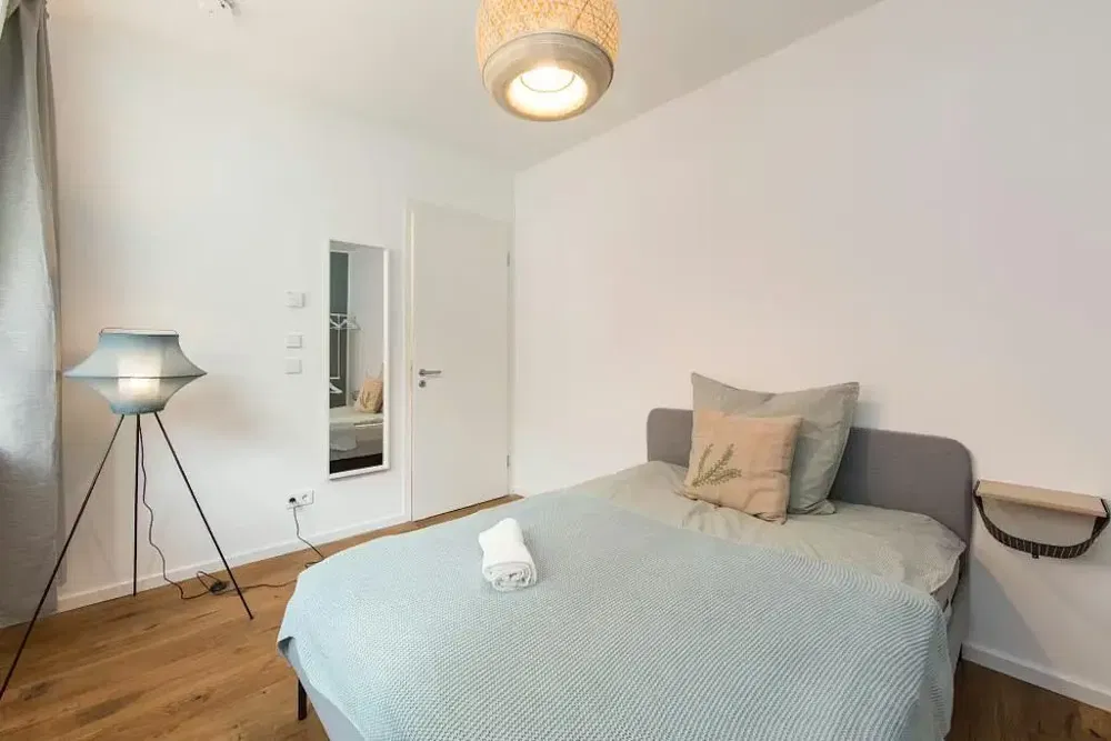 Soggiorno; pavimento in legno, luce naturale, stile moderno, soffitti alti