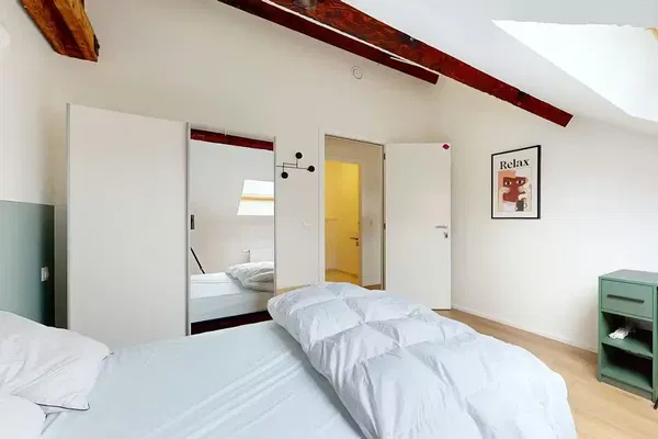 Salon; parquet, lumière naturelle, style moderne, hauteur sous plafond