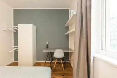 Salón; suelo de madera, luz natural, estilo moderno, techos altos