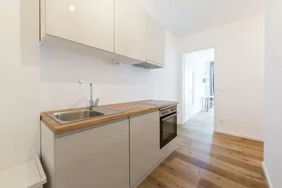 Soggiorno; pavimento in legno, luce naturale, stile moderno, soffitti alti