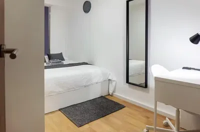 غرفة معيشة; أرضية خشبية, ضوء طبيعي, أسلوب عصري, أسقف عالية