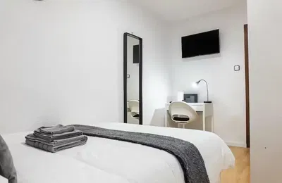 Salón; suelo de madera, luz natural, estilo moderno, techos altos