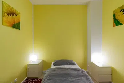 Salón; suelo de madera, luz natural, estilo moderno, techos altos