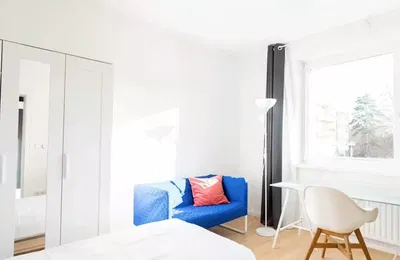 Salon; parquet, lumière naturelle, style moderne, hauteur sous plafond