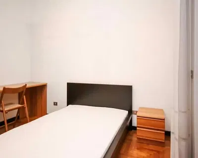 Дневна соба; дрвени под, природно светло, модерни стил, високи плафони