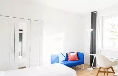 Salon; parquet, lumière naturelle, style moderne, hauteur sous plafond